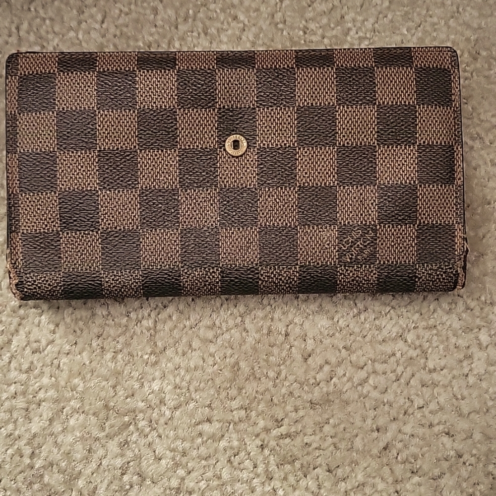 4. LV Damier Ebene Sarah Wallet Authentic - Picture 1 of 7